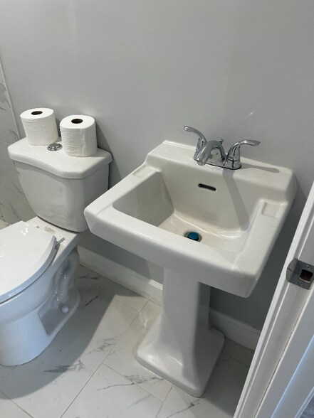 Building Photo - 7814 1/2 Lindley Ave