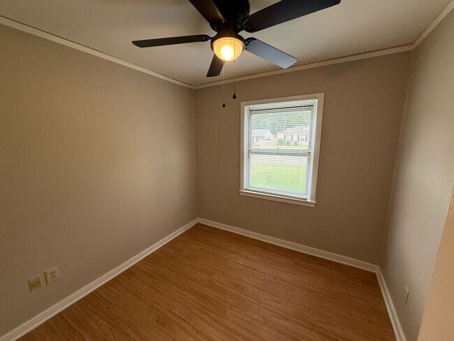 Building Photo - Move-in special! 1/2 off first month's rent!