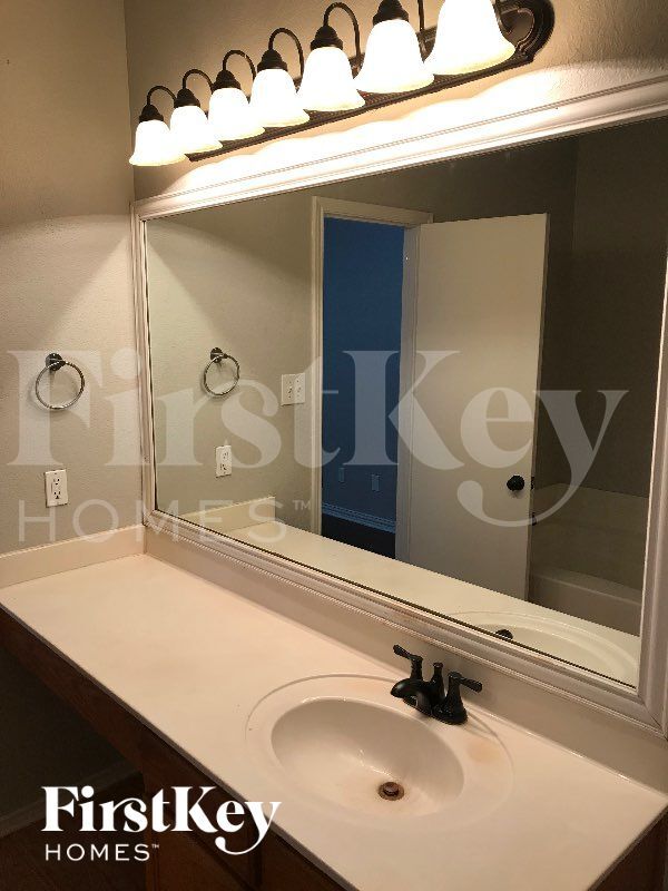 Building Photo - 4817 Palm Ridge Dr