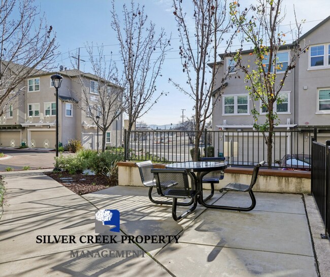 Building Photo - Beautiful Corner-Unit Townhome Near Downtown – 4 Bed | 3 baths