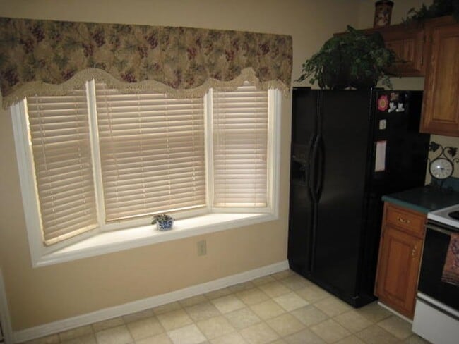 Building Photo - 2 bed + Bonus Room - Great School District...