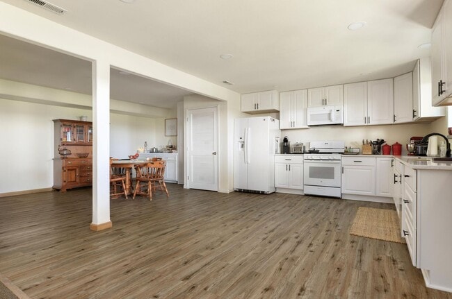 Building Photo - Gorgeous Lower Level Apartment Ready For a...