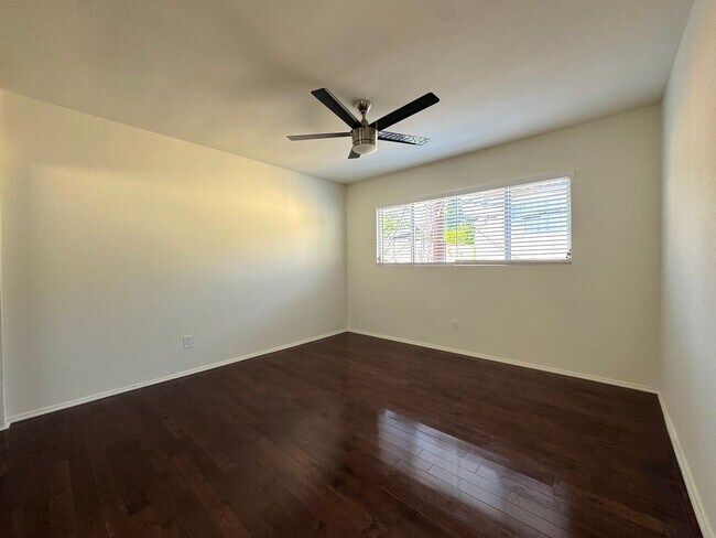Building Photo - Spacious Top Floor 1 Bedroom in West Hollywood!