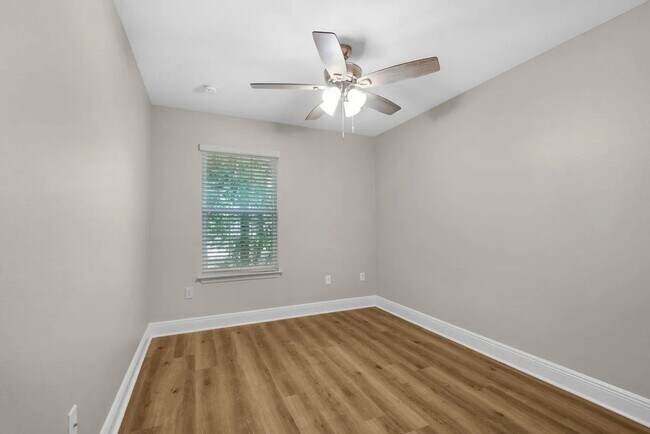 Building Photo - 17 W Shady Oaks Ln
