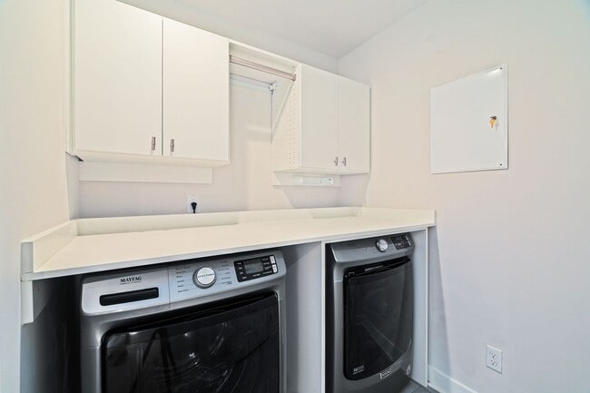 Building Photo - Relaxed Summerville Living Starts Here!