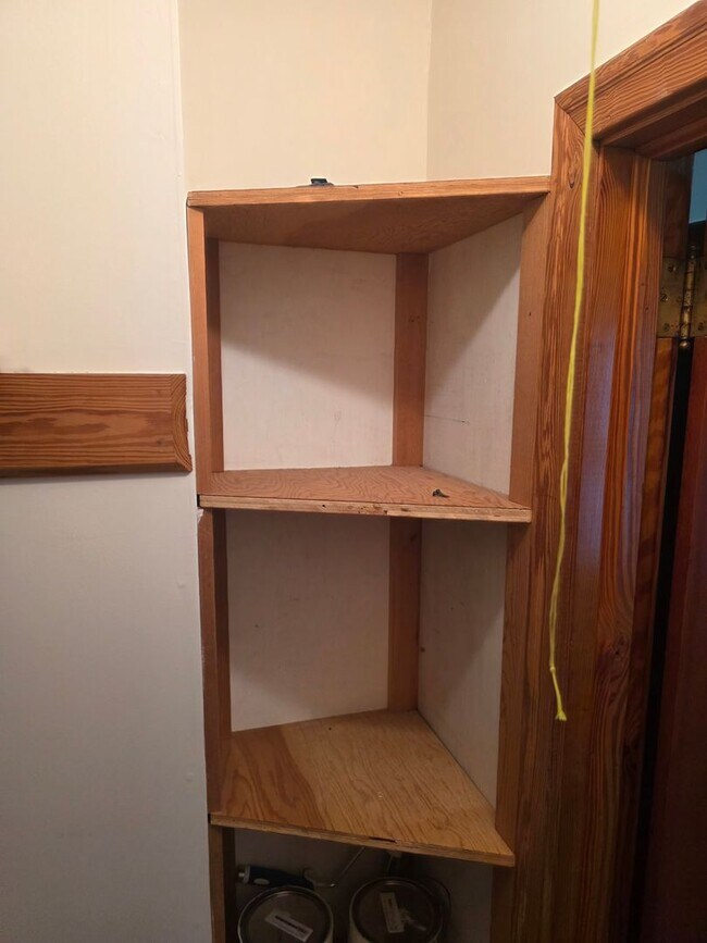 Building Photo - 3 Bedroom, 2 Bath home on a large lot with...