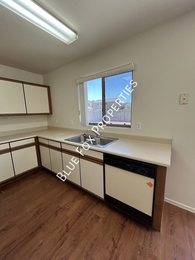 Building Photo - 2021 W Menzel Dr