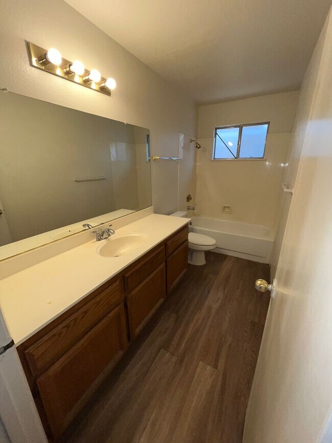 Building Photo - 4BR | 2BA | 1800SF | 2 Car Garage | Availa...