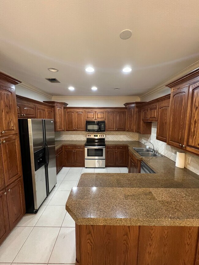 Building Photo - 10513 Plum Creek Dr