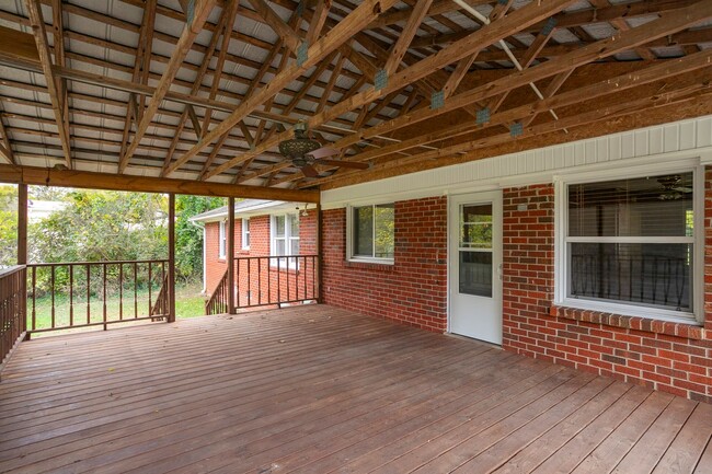 Building Photo - 208 Hillcrest Dr