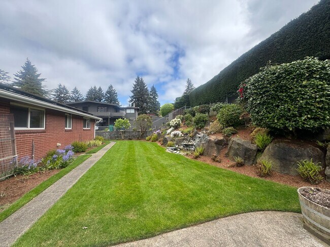 Building Photo - Stunning Three Bedroom With Amazing Views!