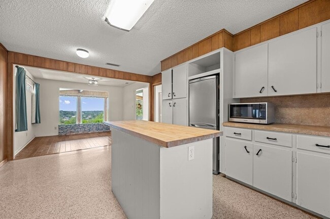 Building Photo - 6501 Mesa Dr