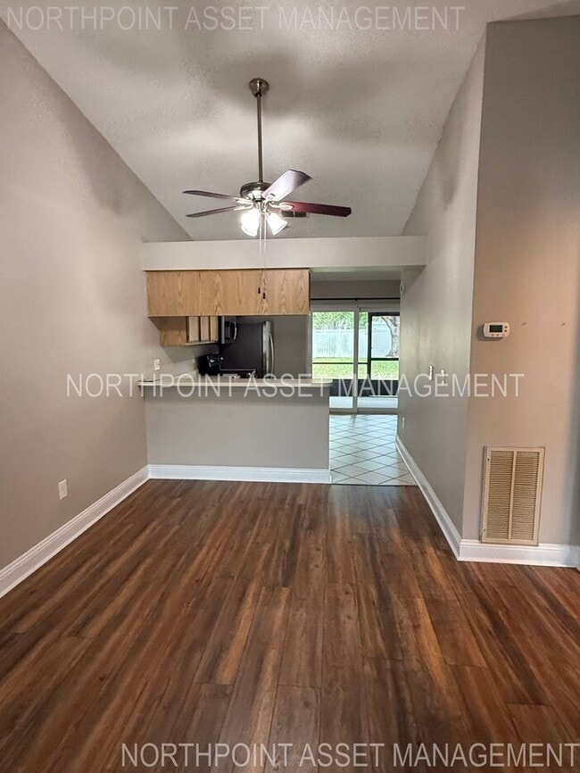 Building Photo - Stylish 2-Bed, 2-Bath Villa in the Heart o...