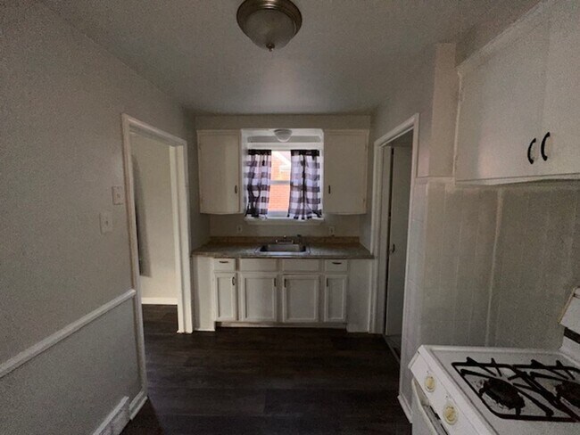 Building Photo - Stunning 3 Bedroom Brick Bungalow on Eastside of Detroit, Move in ready!