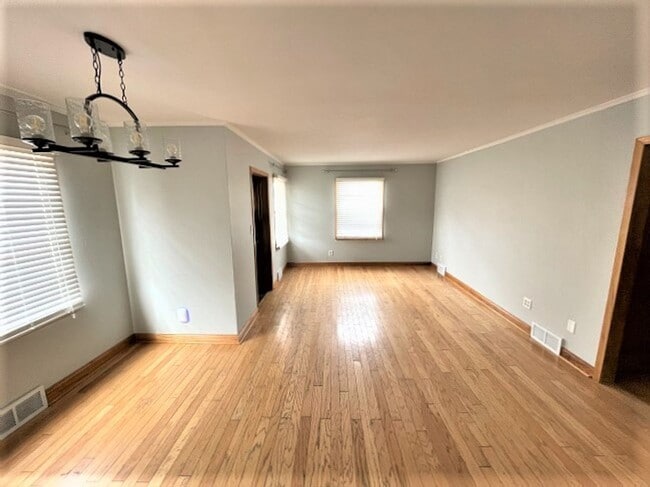 Building Photo - Nice! Spacious! 3 Bedroom Gem-Central Location