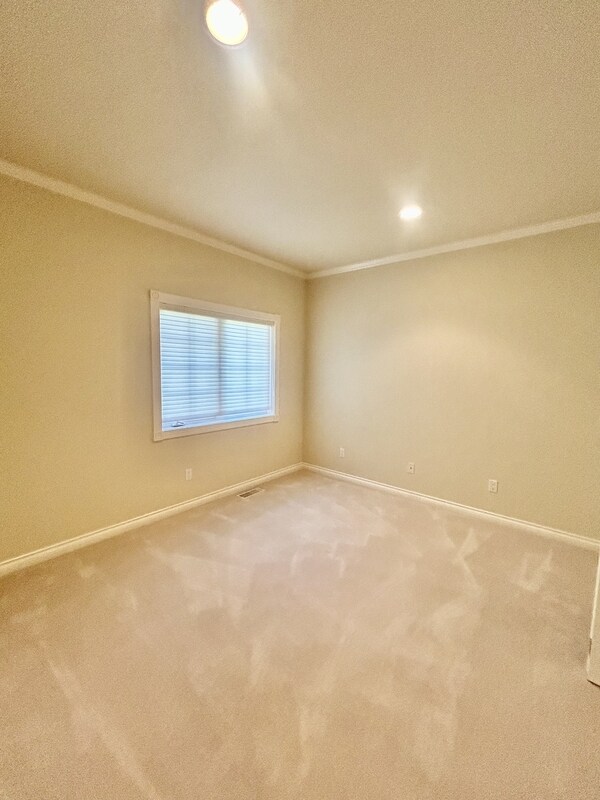 Building Photo - 560 E Maberry Dr
