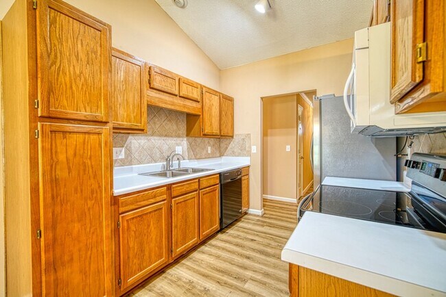 Building Photo - Spacious 4 BR, 2 BA Home On Quiet Cul de Sac, Private Fenced Backyard, Community Pool