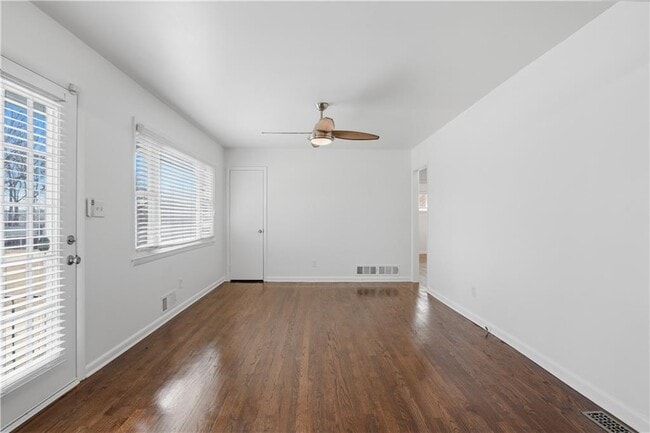 Building Photo - 2467 Elmwood Cir SE