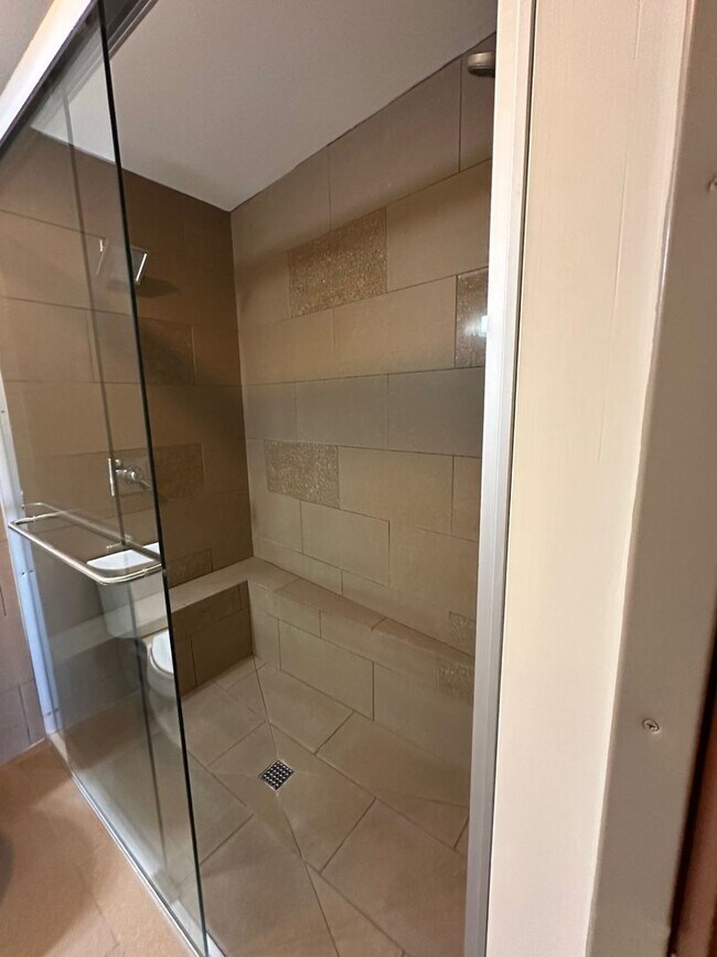 Building Photo - Blue Earth Place-One Bedroom available