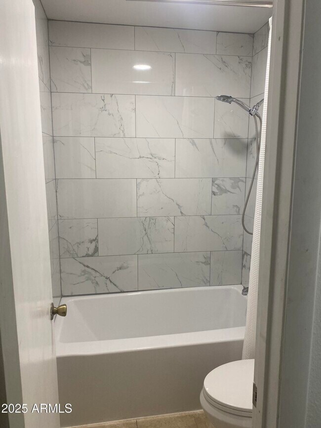 Building Photo - 7350 N Vía Paseo Del Sur