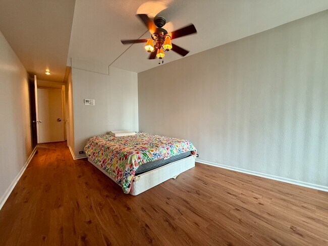 Building Photo - 300 N State St