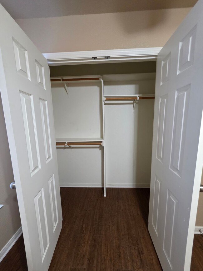 Building Photo - 3 Bedroom / 2 Bath Duplex – NEW FLOORING IN THE BEDROOMS