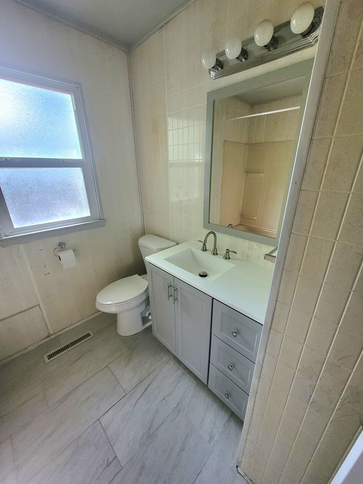 Building Photo - 10631 Saratoga st