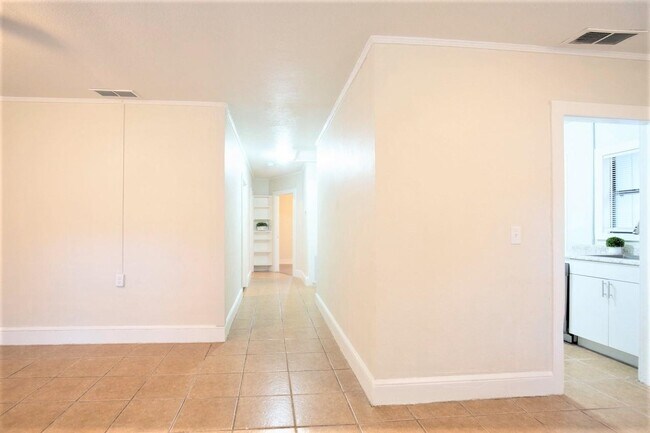 Building Photo - 205 Columbia Dr