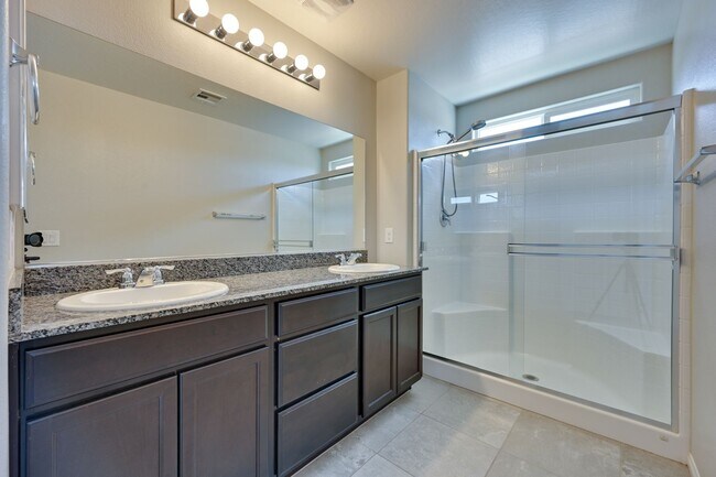 Building Photo - NW!! Solar!!  Gated!!  Bed and bath downst...