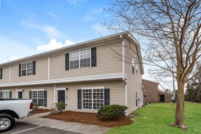 Building Photo - Lovely Ladson Townhome