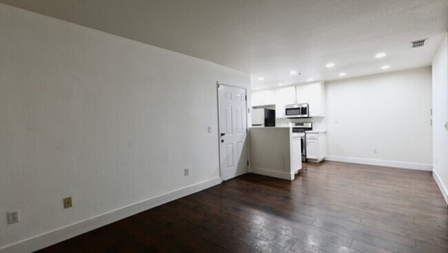 Building Photo - Very Nice 2 Bedroom and 2 Bathroom Apartment $2,300 + $175.00 WSG