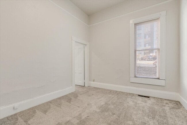 Building Photo - Beautiful 3 Bedroom Duplex Located in Goose Hollow!