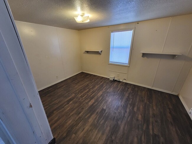 Building Photo - 632 S Roosevelt Rd Q