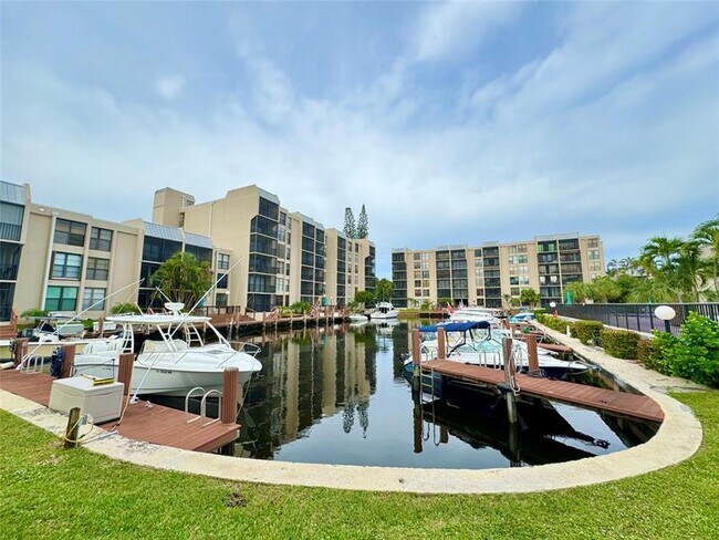 Building Photo - 8 Royal Palm Way