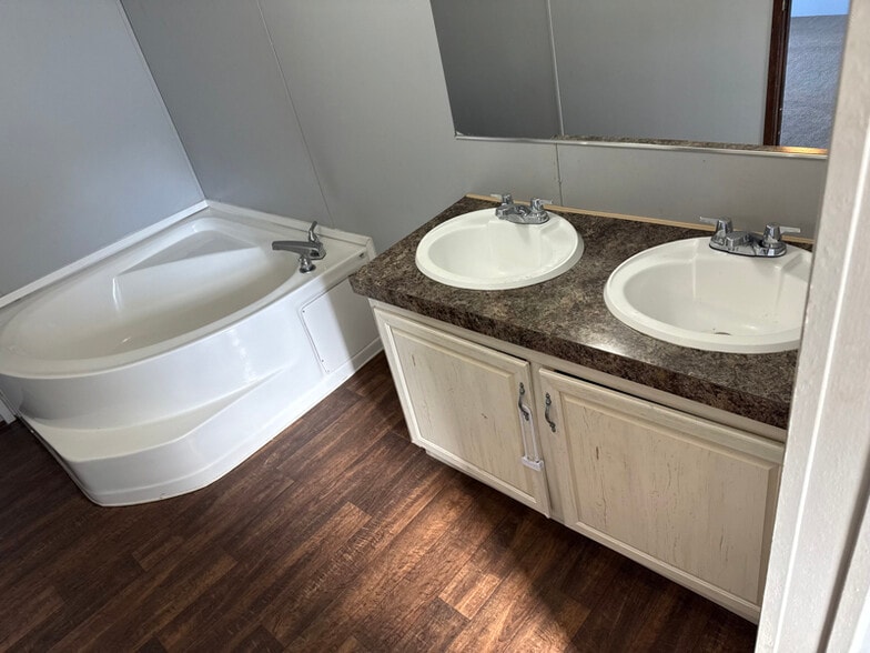 Building Photo - 202 Evelyn Ave