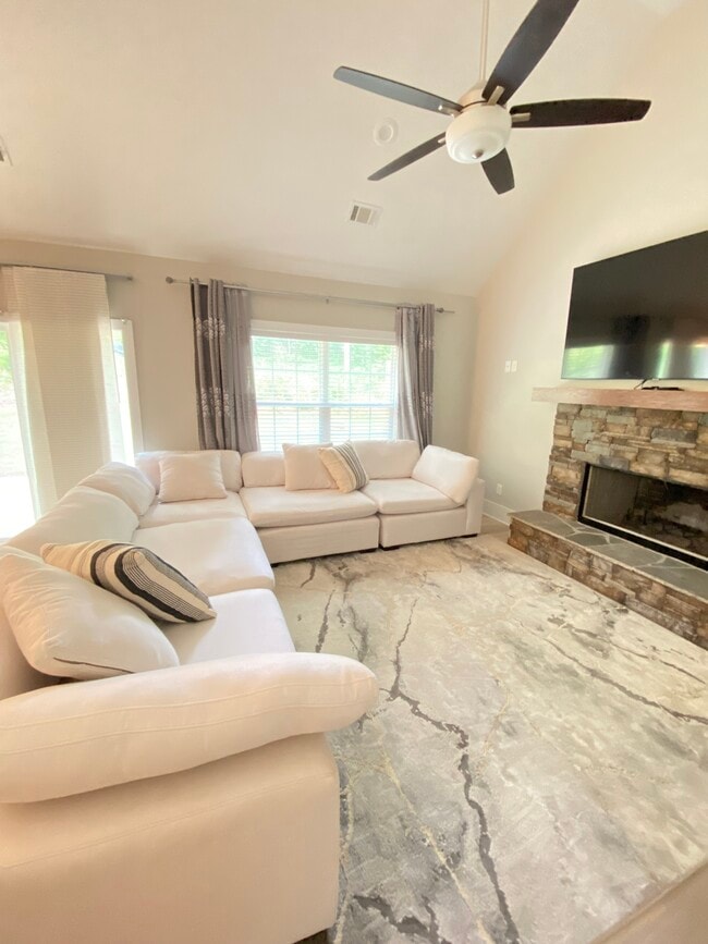Building Photo - 40 Oak Forest Dr