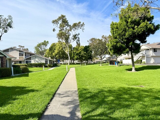 Building Photo - Updated 2 Bedroom Home with Garage & Community Amenities