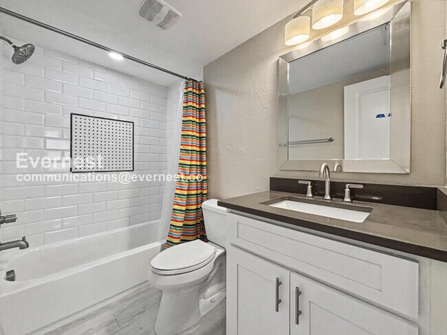 Building Photo - 3 Bed, 3.5 Bath Townhouse with Garage