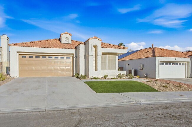Building Photo - STUNNING DESERT SHORES MINUTES FROM THE LAKES!!!
