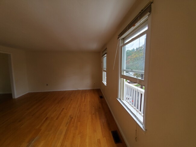 Building Photo - 118 Montclair Ave