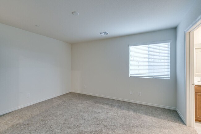 Building Photo - GORGEOUS TOWNHOME*UPGRADED*ALL APPLIANCES*...