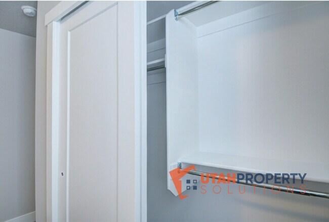 Building Photo - 982 W 380 S