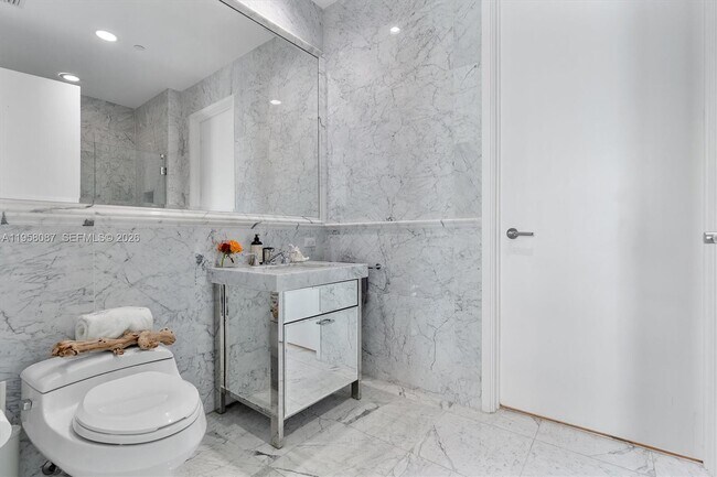 Building Photo - 17475 Collins Ave