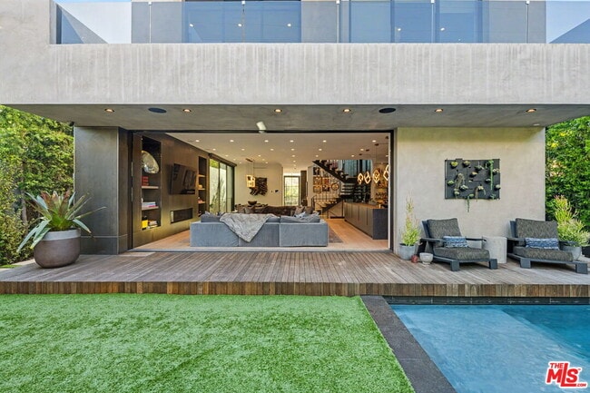 Building Photo - 418 N Sweetzer Ave