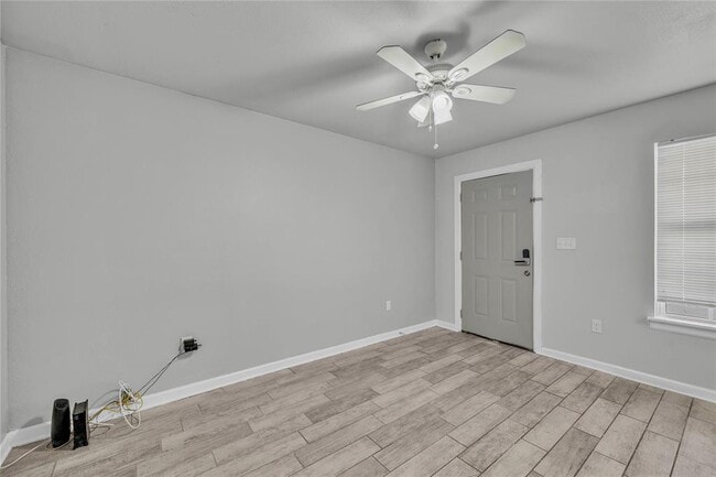 Building Photo - 901 Parmer Ave