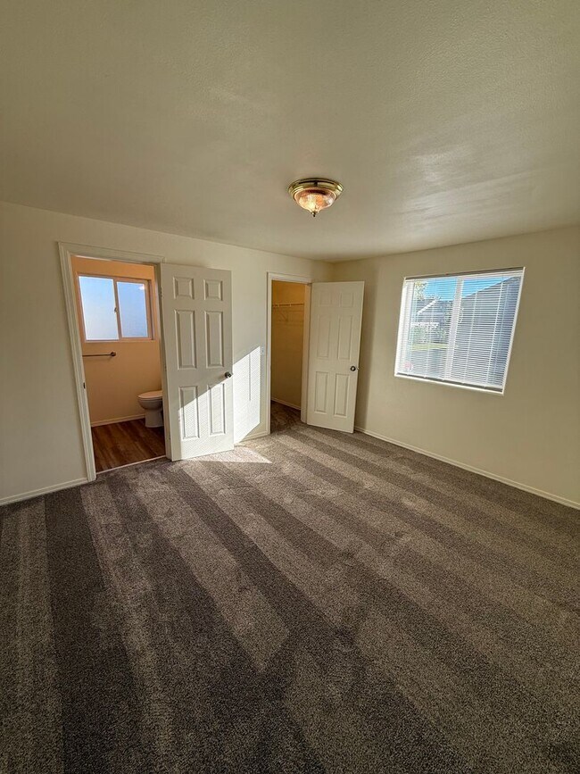 Building Photo - Charming 3 Bedroom 2 Bathroom Home in Quiet Neighborhood!