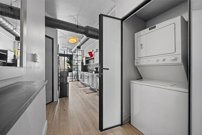 Building Photo - 690 SW 1st Ct