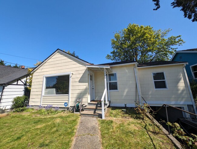 Building Photo - Updated 3 Bedroom Charmer in the Heart of ...