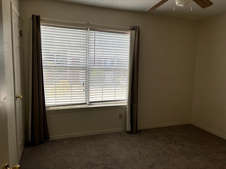 Building Photo - 3839 Belle Meade Ct