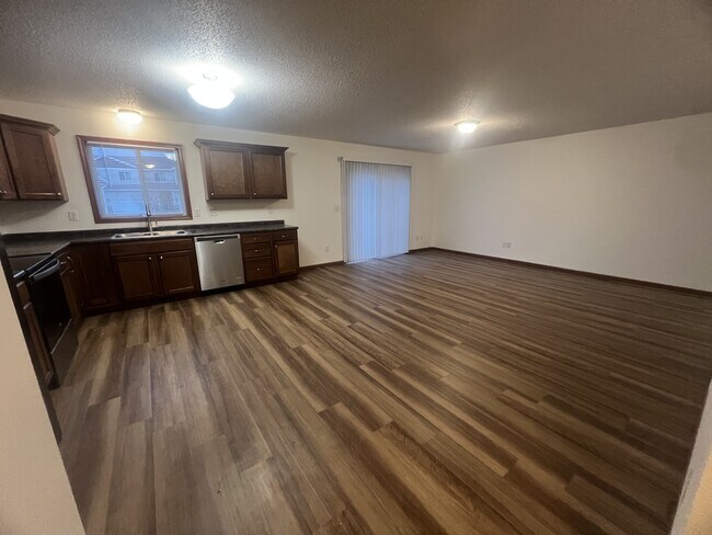Building Photo - 4257 Estate Dr S